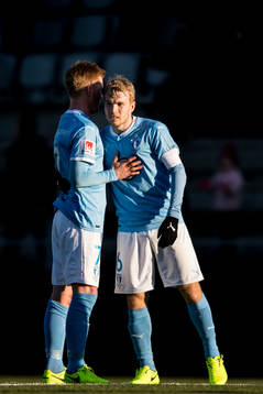 Malmö FFs Oscar Lewicki och Anders Christiansen klappar om varandra