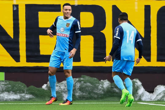 Brommapojkarnas Kevin Kabran och Joel Qviberg  jublar