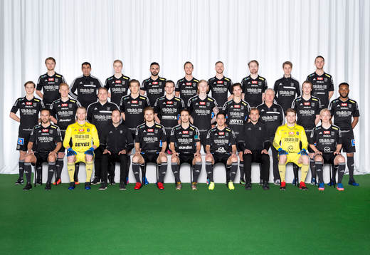 Carlstad poserar för en lagbild den 13 mars 2017 i Karlstad. Bakre ledet fr. v. Gustaf Moberg, materialvård Loae al-Hag, Jesper Karlsson, Lawand Haidar, Sebastian Carlsson, Stefan Jadnert, Simon Molander, fysioterapeut Robert Nilsson, Albin Lekiqi. Mittenledet fr. v. Lukas Rhöse, Simon Klänge, målvaktstränare Patrik Josefsson, John Stenberg, Sebastian Bellander, Kenny Hildeby, Claes Nyman, lagledare Jan Jernberg, Ludvig Gran, Uchenna Ike, Sittande fr. v. Oscar Lander, Mathias Karlsson, tränare David Ekelund, Joel Rajalakso, André Jernberg, Bastian Rojas Diaz, assisterande tränare Tomas Rhöse, Marcus Elmersson, Kristoffer Thydell.