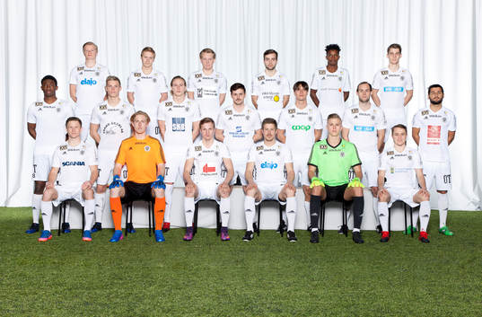 Oskarshamn poserar för en lagbild den 13 Mar 2017 i Oskarshamn. Bakre ledet fr. v. Axel Lindahl, Anton Olsson, Jakob Rydberg, Adam Nygren, David Kingatuata, Martin Karlsson. Mittenledet fr. v. Mommodou Cham, Anton Agebjörn, Carl Savolainen, Mergim Smakolli, Oskar Cederling, Christopher Christensson, Peiman Eliassi. Sittande fr. v. Filip Jägerbrink, Elias Stenhoff, Eric Persson, Johan Niklasson, Oliver Bergman, Emil Dolk.
