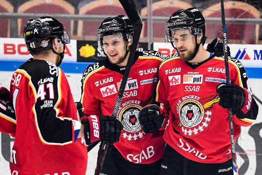 Luleås Craig Schira (th) jublar