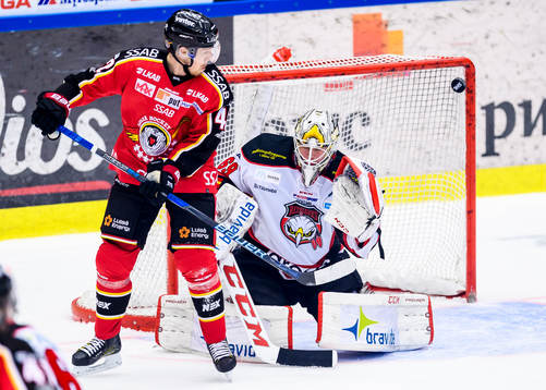 Luleås Joakim Hillding står framför Malmö Redhawks
