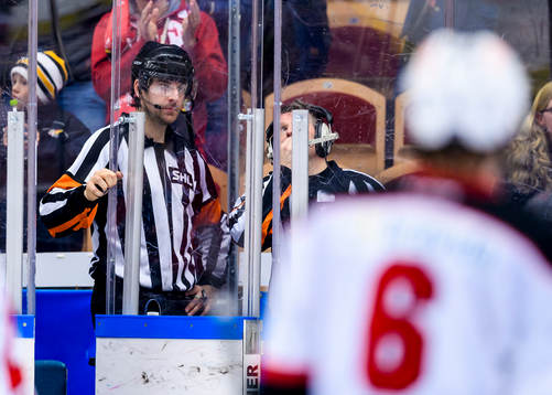 Domarna Mikael Sjöqvist och Wolmer Edqvist ringer