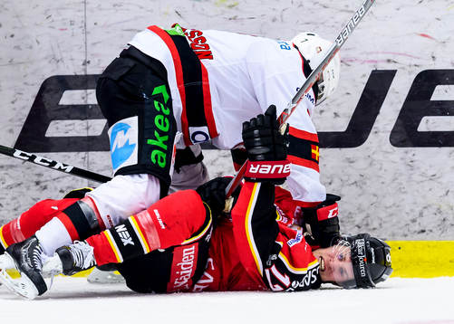 Malmö Redhawks Nils Andersson trycker ner Luleås Andreas