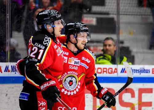 Luleås Bill Sweatt (v) jublar
