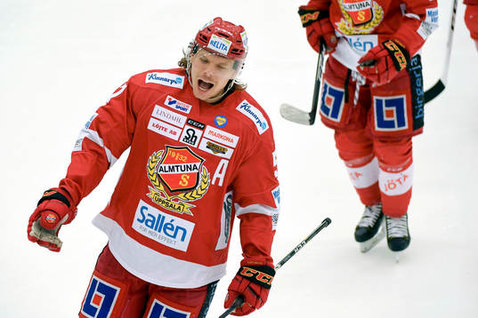 Almtunas Marcus Oskarsson jublar