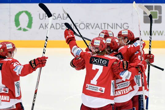 Almtunas Erik Santesson jublar med lagkamrater