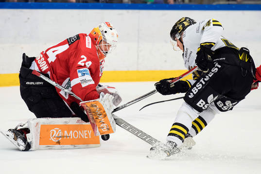 s Michael Lindqvist försöker trycka in pucken framför