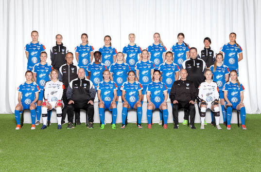 Kalmar poserar för en lagbild den 14 mars 2017 i Kalmar. Bakre ledet fr. v. Maja Fridberg, lagledare Ann-Marie Jonsson, Amanda Fredriksson, Erin Gunther, Fanny Nilsson, Ida Andersson, Emma Öjert, Sudpranee Upapong, Klara Grahn. Mittenledet fr. v. Elin Bergkvist, sjukgymnast Sven Sparavec, Valerie Obita, Emma Jones, Josefine Nilsén, Emelie Brandt, målvaktstränare Daniel Ward, Sofia Olsson. Sittande fr. v. Emma Danielsson, Lovisa Johansson, tränare Jonas Walfridsson, Elsa Karlsson, Mathilda Johansson Prakt, Lisa Malmström, assisterande tränare Niclas Hejdenberg, Jonna Andersson, Maja Träff Williams.