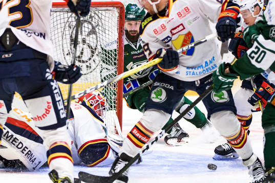 Färjestads Milan Gulas i situationen som resulterade i 1-1