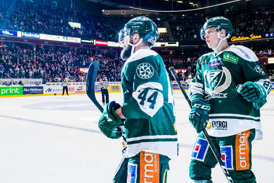 Färjestads Milan Gulas och Joel Eriksson Ek jublar