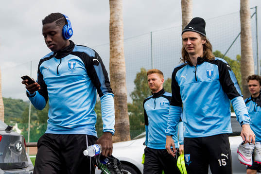 Pa Konate och Pawel Cibicki anländer till en träning