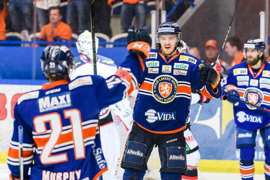 Växjös Dennis Everberg jublar