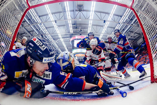 Malmö Redhawks Robin Alvarez oroar framför Växjös mål.