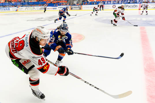 Malmö Redhawks Rhett Rakhshani jagas av Växjös Ville