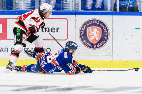 Växjös Tuomas Kiiskinen  faller