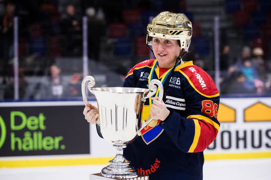 Djurgårdens Hanna Olsson med pokalen