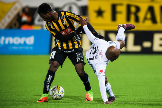 Häckens Mohammed Abubakari i kamp om bollen med