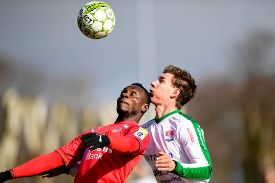 Helsingborgs Oke Akpoveta och Prespas Victor Sköld
