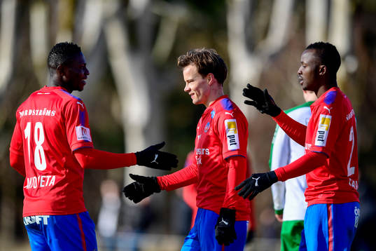 Helsingborgs målskyttar Oke Akpoveta, Anton Wede och Monday Samuel jublar efter 3-0 av Wede