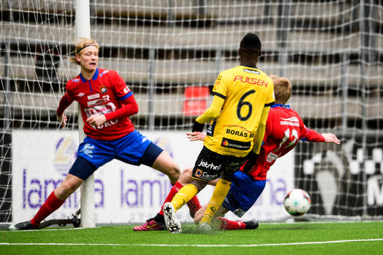 Elfsborgs Prince Isaac Kouame (rygg mot kameran) gör mål