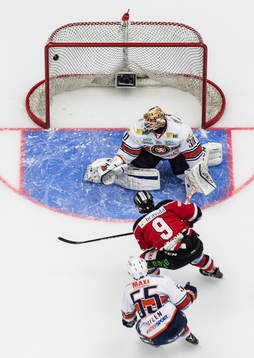 Malmö Redhawks Frederik Storm skjuter mot Växjös
