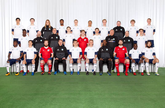 Umeå poserar för en lagbild den 20 mars 2017 i Umeå. Bakre ledet fr. v. Dillan Ismail, Måns Sundström, sportsmed Sandra Olinder, Felix Adjei, Jens Stigedahl, Isaac Freitas da Silva, Henrik Millbert, materialförvaltare Curt Dahlgren, Oscar Sandström, Axel Fällman, Mittenledet fr. v. Alexis Bbakka, målvaktstränare Kim Eriksson, lagledare Erik Nordvall, Mikael Wikström, Felix Forsgren, Lukas Adolfsson, fystränare Lars-Gunnar Skoog, sjukgymnast Lars Andersson, Anton Eriksson, Sittande fr. v. Modou Lamin Sillah, Zach Sukunda, Felix Marklund, tränare Andrée Jeglertz, Jens Sjöström, Erik Lundström, assisterande tränare Steve Galloway, Yann Fillion, Mubiru Yahaya, Simon Mårtensson.