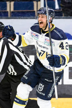 s Dylan Reese jublar