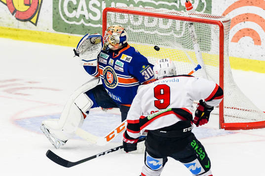 Malmö Redhawks Frederik Storm skjuter pucken i mål till