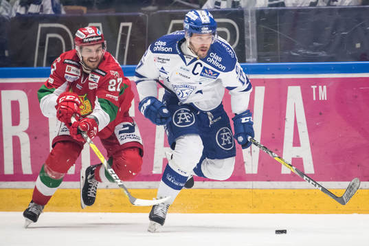 Moras Marcus Sirén jagar Leksands Jesper Ollas  i