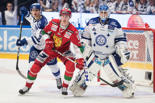 Leksands Daniel Bertov och Moras Pierre Engvall framför