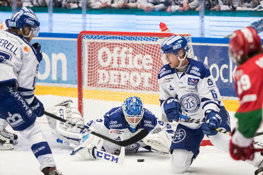 Leksands målvakt Atte Engren räddar skott  i