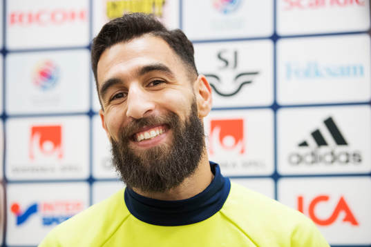 Jimmy Durmaz pratar med media