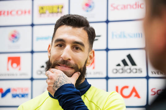 Jimmy Durmaz pratar med media