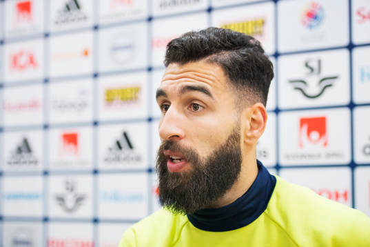 Jimmy Durmaz pratar med media