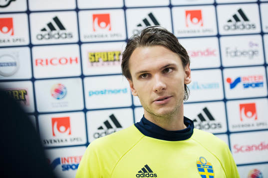 Albin Ekdal pratar med media