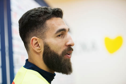 Jimmy Durmaz pratar med media