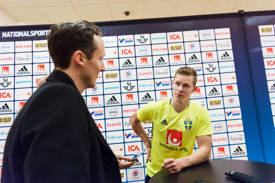 Emil Krafth pratar med media