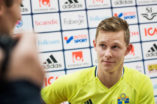 Emil Krafth pratar med media