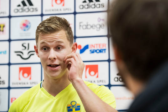 Emil Krafth pratar med media