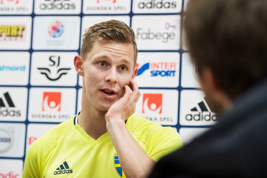 Emil Krafth pratar med media