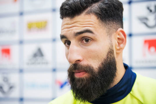 Jimmy Durmaz pratar med media