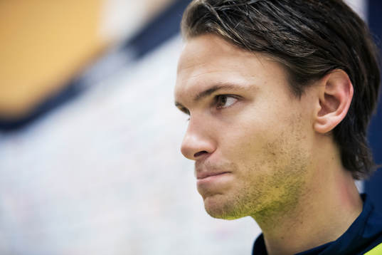 Albin Ekdal pratar med media
