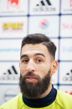 Jimmy Durmaz pratar med media