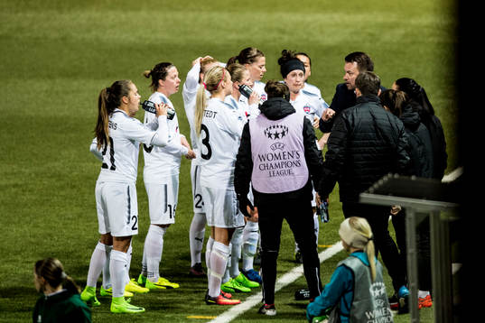 Rosengårds tränare Jack Majgaard Jensen håller samling med sina spelare