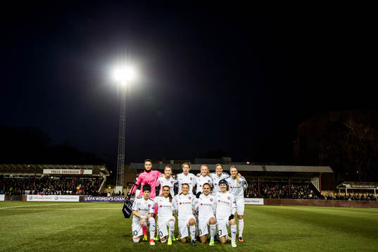 Rosengårds startelva ställer upp för en lagbild, övre raden från vänster målvakt Zecira Musovic, Emma Berglund, Lina Nilsson, Ebba Wieder, Lotta Schelin och Amanda Ilestedt. Nedre raden från vänster Ella Masar, Marta Viera Da Silva, Alexandra Lowe Riley, Lieke Martens och Sofie Junge Pedersen