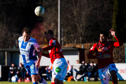 IFK Göteborgs Tobias Hysen i nickduell med Falkenbergs