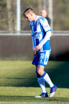 IFK Göteborgs Sebastian Eriksson lämnar planen skadad