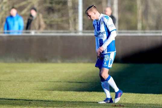 IFK Göteborgs Sebastian Eriksson lämnar planen skadad
