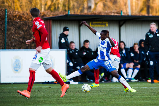 IFK Göteborgs Lawson Sabah i kamp om bollen med Falkenbergs Christoffer Carlsson